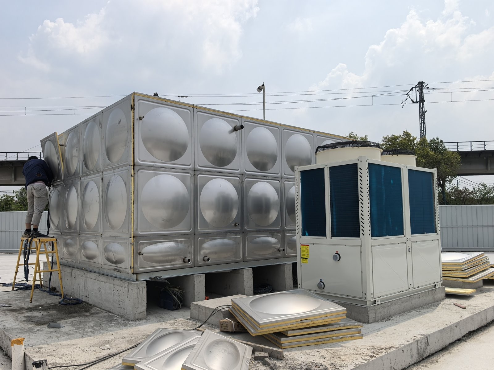 南京北站万人工地热水怎么配？临建生活区140吨热水工程案例（苏州陇赣）